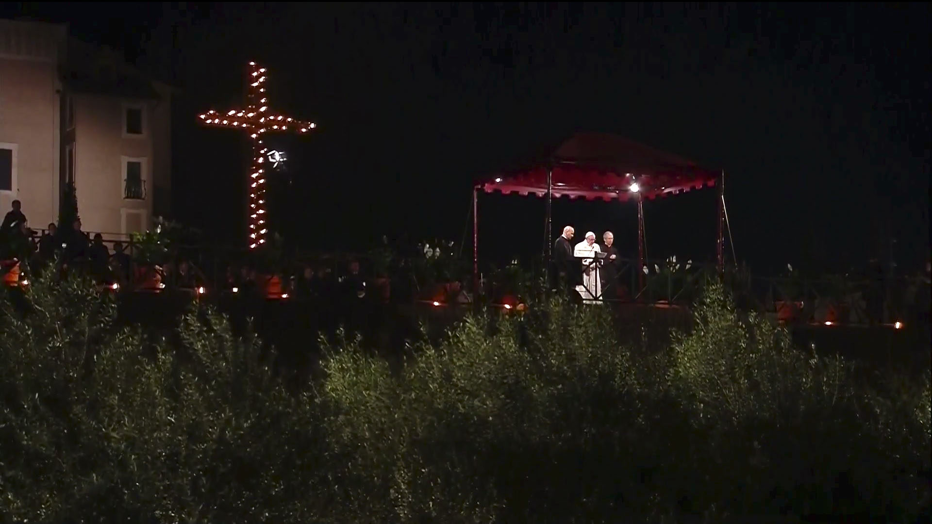 Le pape a prié après le chemin de croix qui s'est déroulé le 14 avril 2017 au Colisée. (Photo: CTV/capture-écran)