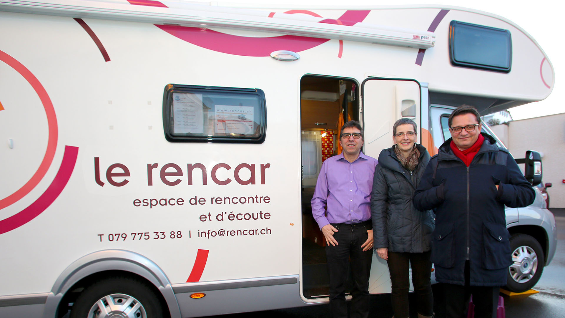 Le rencar stationné à Saignelégier en 2016, avec (g. à d.) Jean-Charles Mouttet, Isabelle Wermelinger, et Mgr Felix Gmür, évêque de Bâle. (Photo: SCJP)