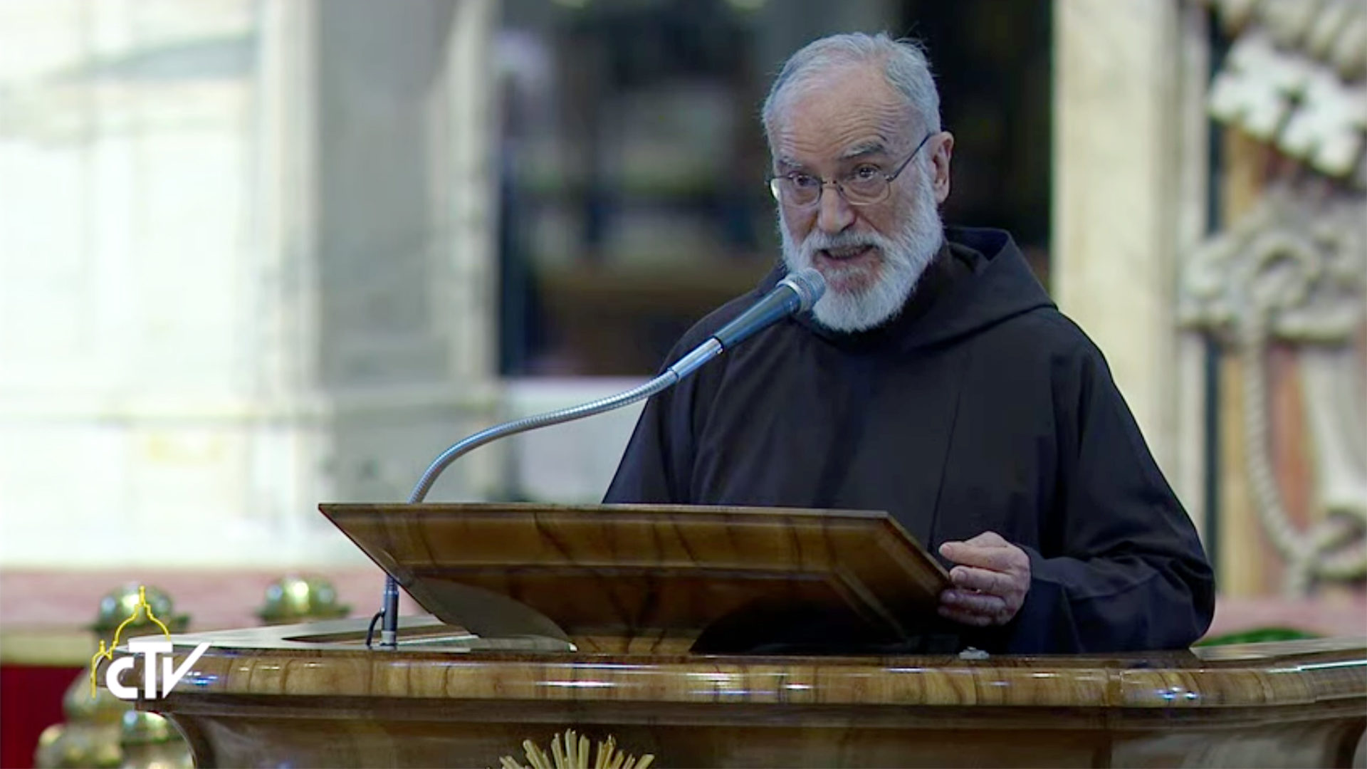 Raniero Cantalamessa: "Dans un monde où tout est fragmenté, liquide, fluctuant, la croix est un point ferme" (Image: CTV)