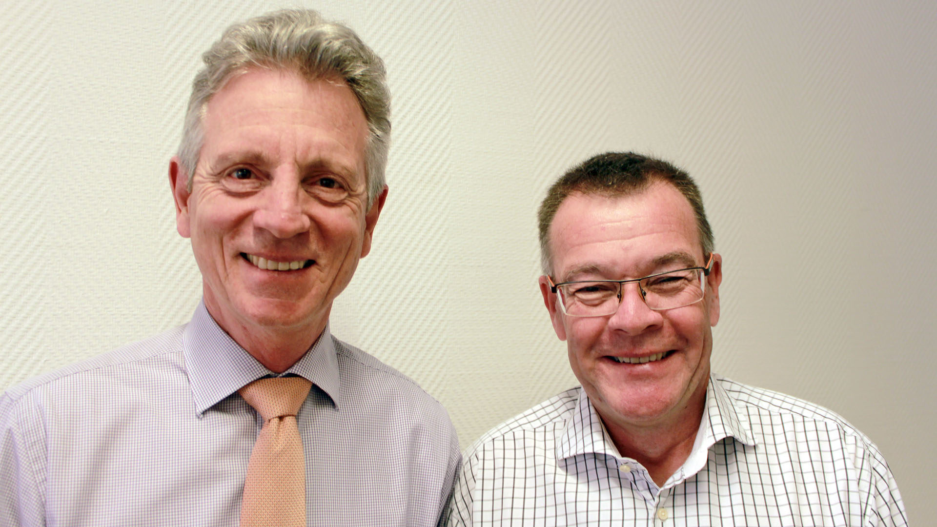 Jean-Marc Riss (à g.) et Markus Burren, des amis unis par les Sarments de Lavaux, leur association d'actions humanitaires. (Photo: Bernard Litzler)