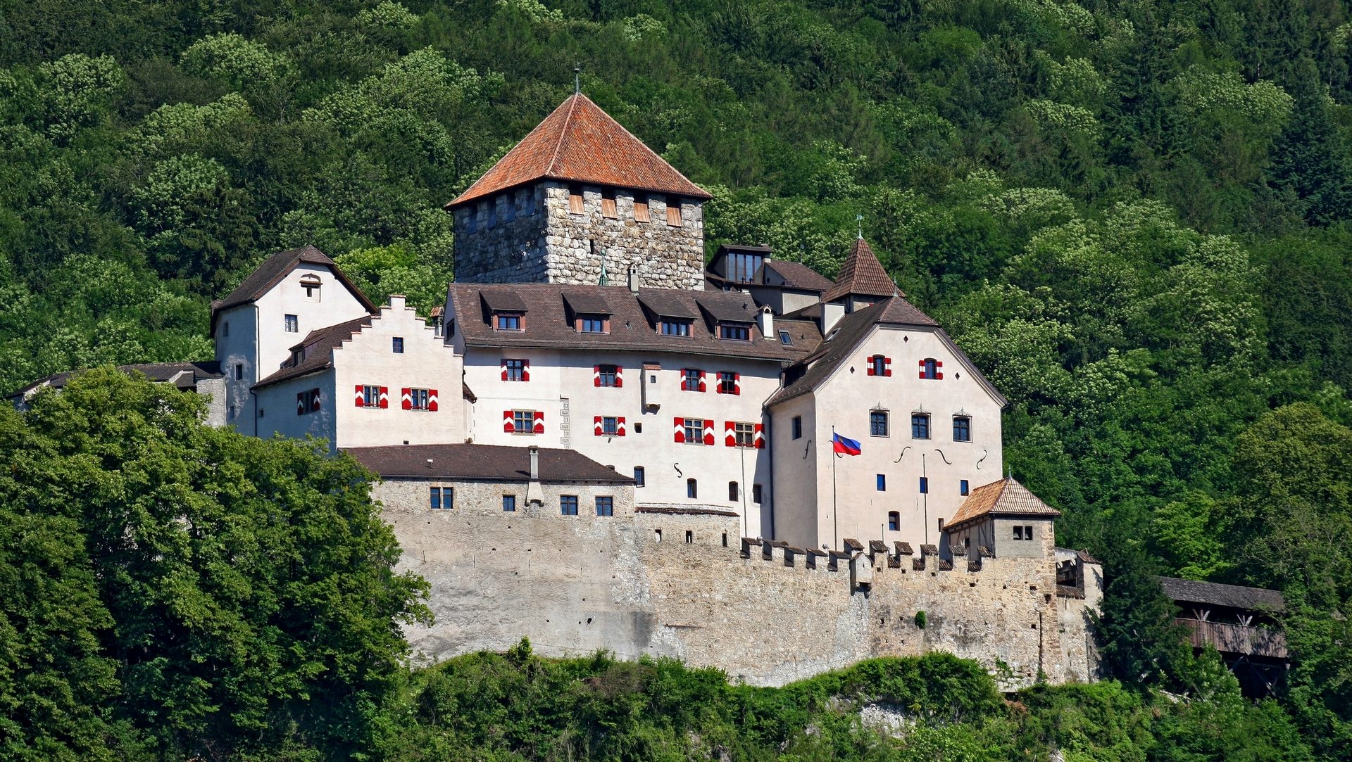 Le château de Vaduz, au Liechtenstein (photo wikimedia commons Presse- und Informationsamt, Vaduz)