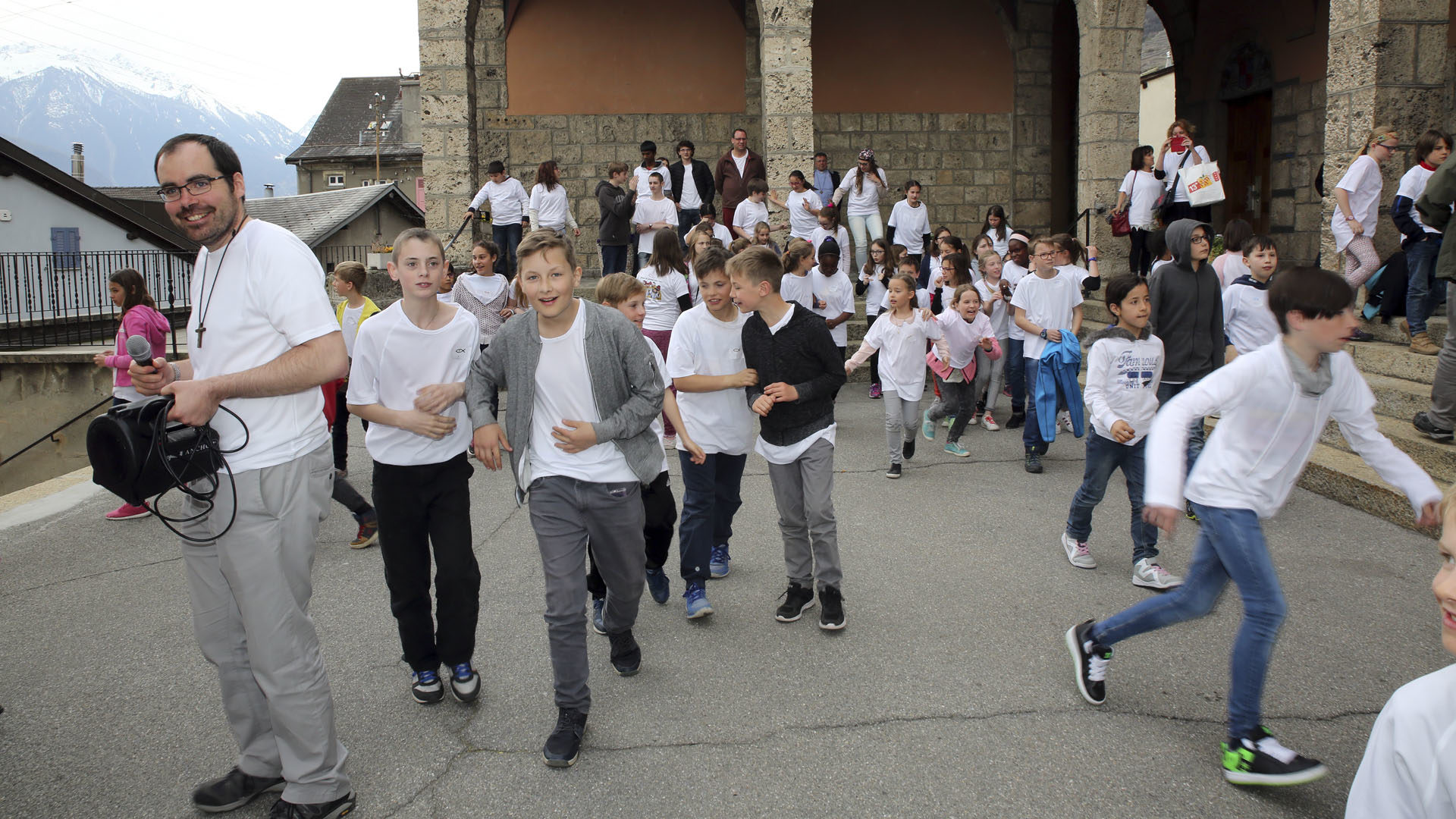 Fully le 1er avril 2017. Une centaine de servants de messe du Valais romand s'est retrouvée, sous la houlette du SDJ, pour un après-midi festif. (Photo: B. Hallet) 