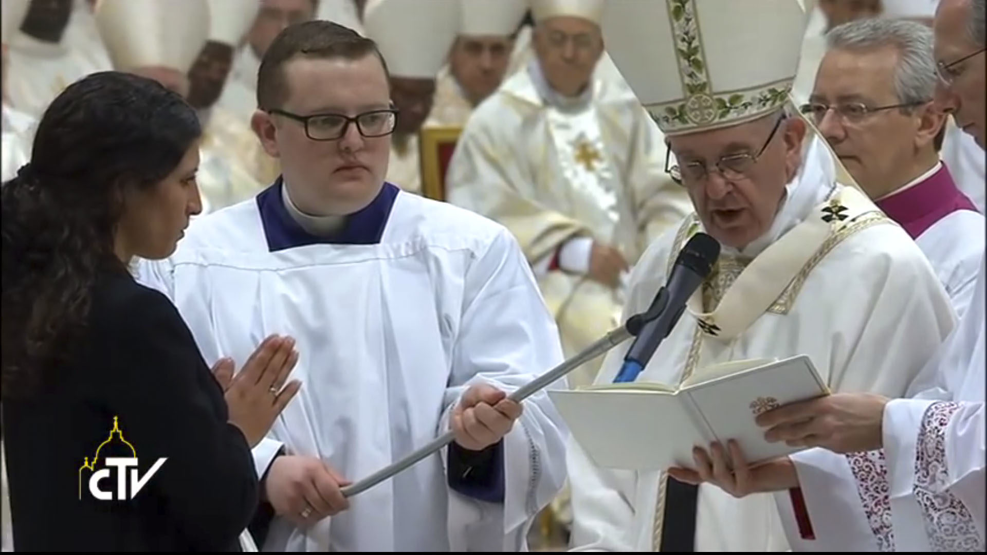 Lors de la Vigile pascale, le pape a baptisé onze catéchumènes de différentes nations. (Photo: capture-écran/CTV)