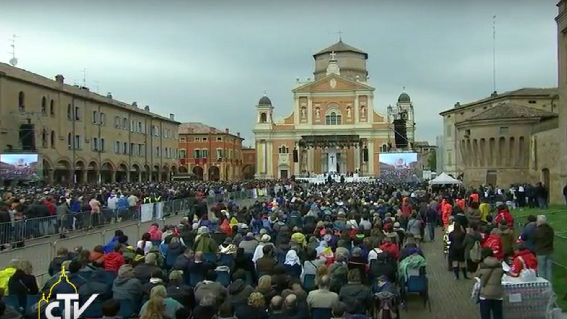 Le pape célèbre la messe sur le parvis de la cathédrale de Carpi, en Emilie-Romagne (capture d'écran CTV)
