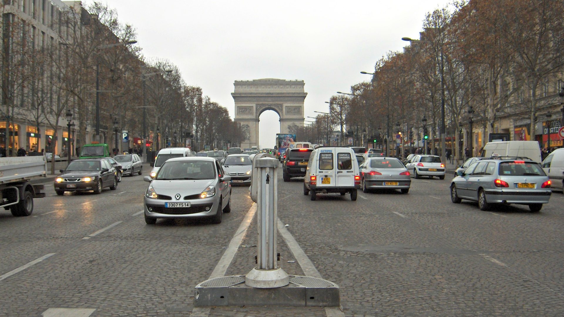 L'attaque a eu lieu sur le boulevard très fréquenté des Champs-Elysées (Photo:Joe Shlabotnik/Flickr/CC BY 2.0)