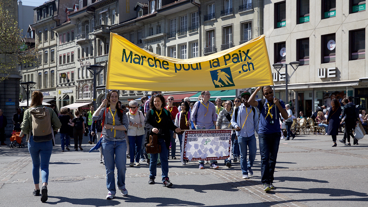 Une soixantaine de personnes ont marché pour la paix à Fribourg (Photo: Océane Burkhard)