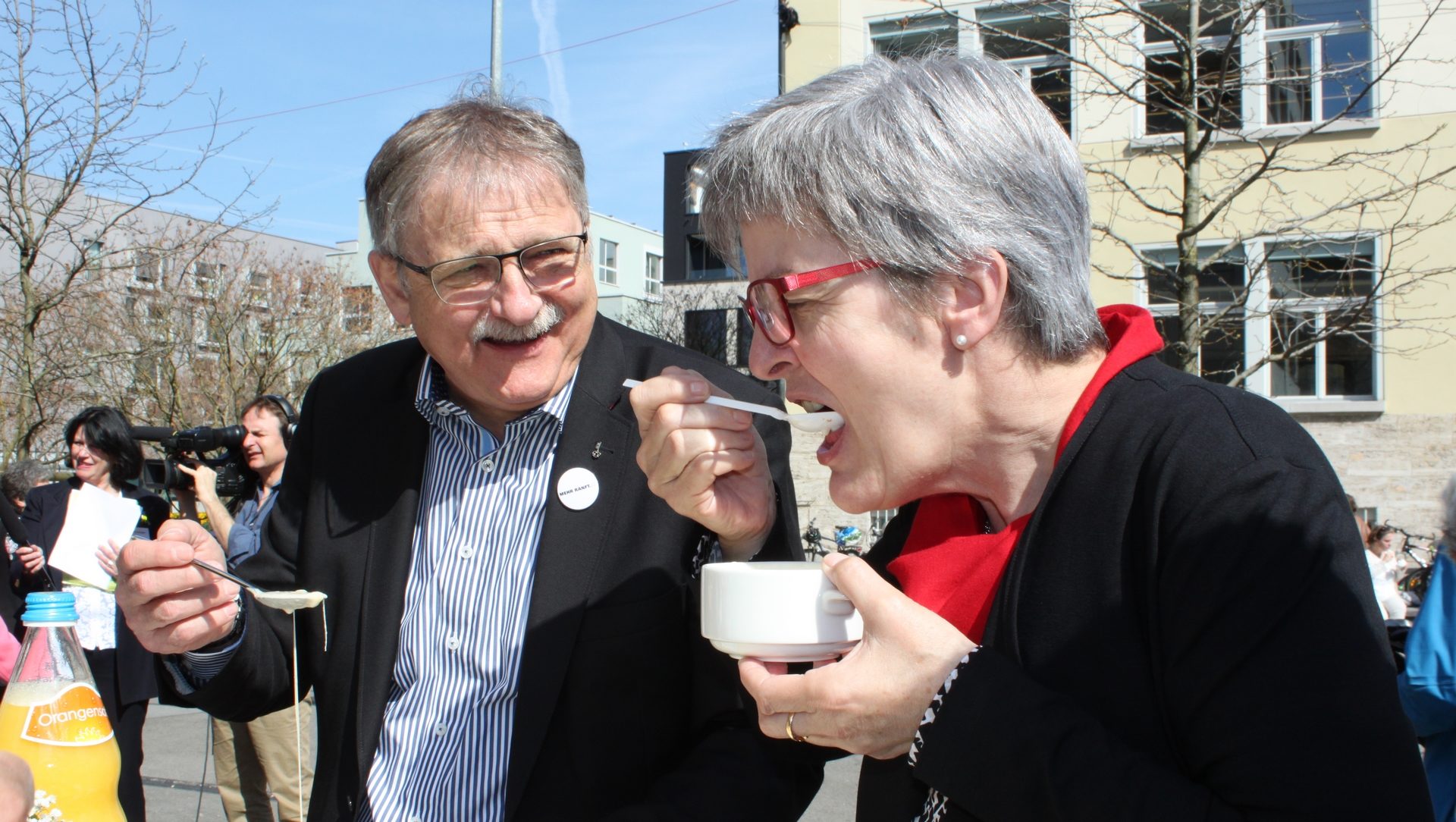 La soupe au lait de Kappel a eu du succès. A gauche, Franz Enderli,président du comité d'organisation du Jubilé de Nicolas de Flue (Mehr-Ranft) (photo Bernard Litzler) 