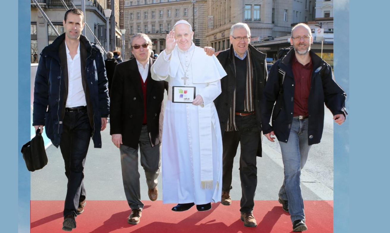 Les responsables de Cath-Info en chemin avec le pape François sur la route de l'espérance et de la confiance (photo Dimanche des médias 2017) 