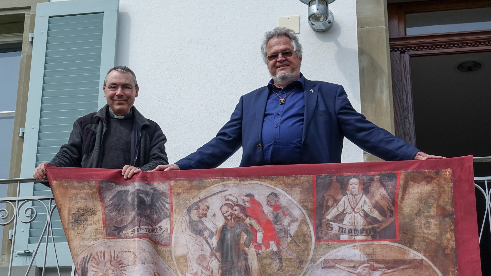 Les abbés Jacques Rime et Bernard Schübiger se sont penchés sur la haute figure de Nicolas de Flüe (photo Maurice Page) 