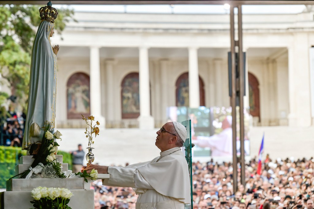 A la fin de sa prière, le pape a déposé une rose d'or au pied de la statue de la Vierge. (Photo: Keystone)
