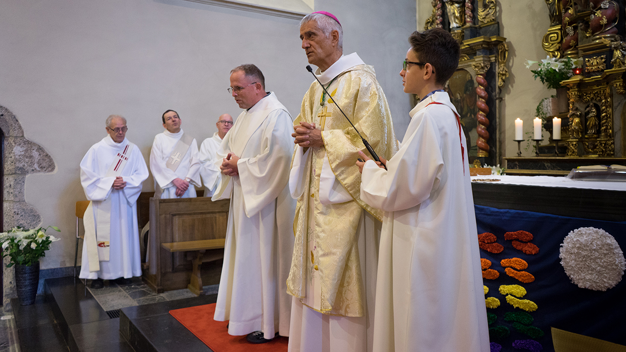 Stéphane Défago, à droite de Mgr Jean-Marie Lovey, lors de la messe d'ordination célébrée à Troistorrents (VS). (Photo: Pierre Pistoletti)