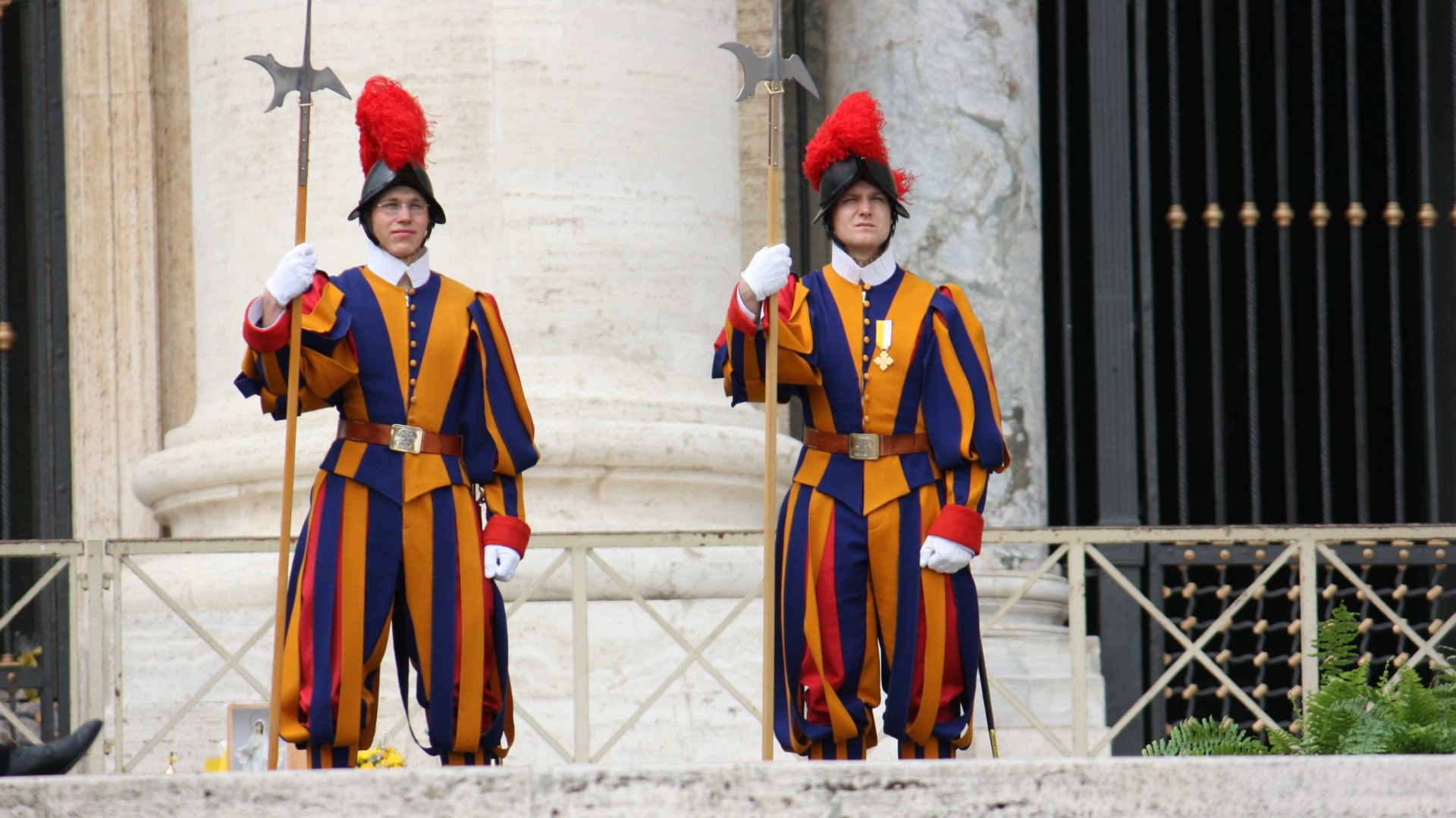 Le service des gardes suisses au Vatican ne les dispense pas des cours de répétition en Suisse. (Photo: B. Bovigny)