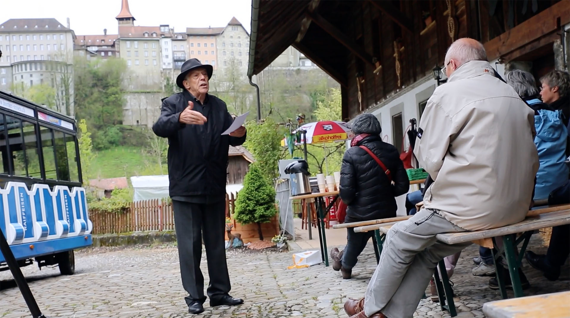 L'acteur Jean Winiger raconte l'histoire de Nicolas de Flüe au long des six haltes du parcours (Photo: B. Hallet)