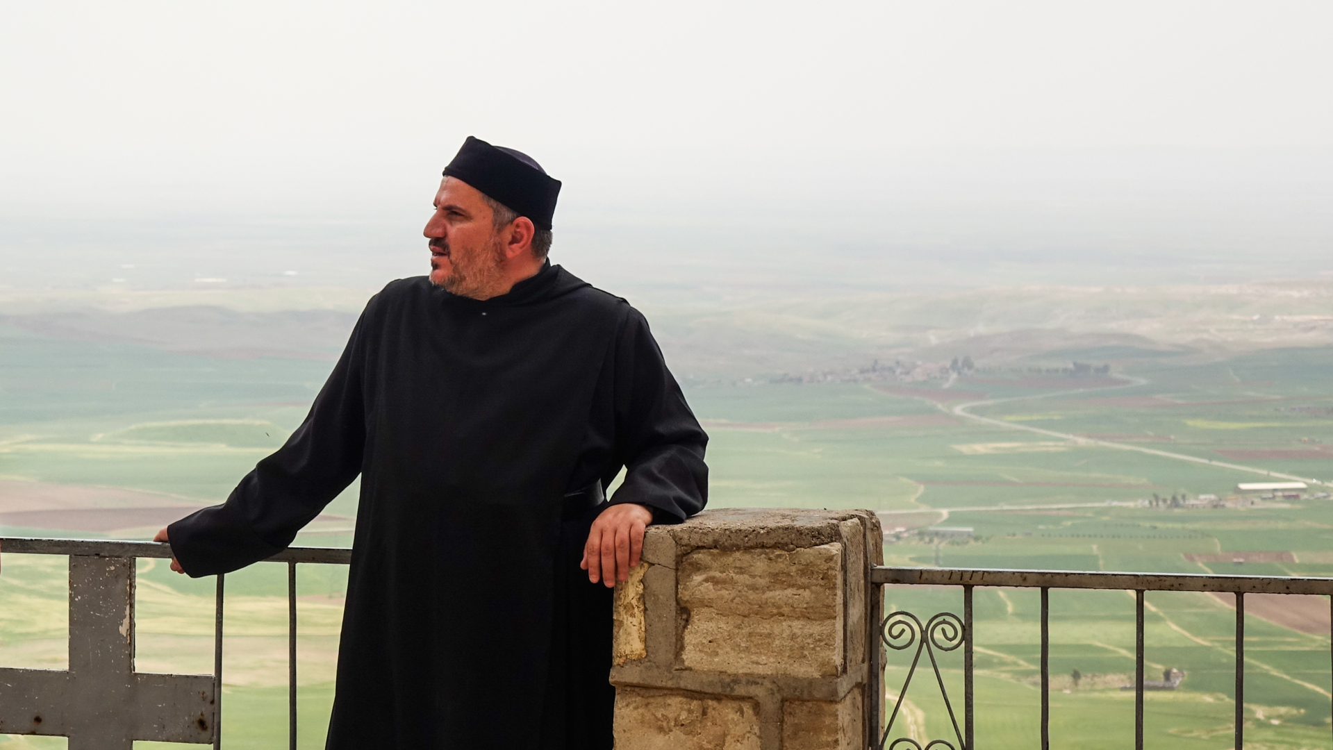 Le monastère de Rabban Hormzid, au dessus d'Alqosh, domine la plaine de Ninive, au nord de l'Irak  (photo Maurice Page) 