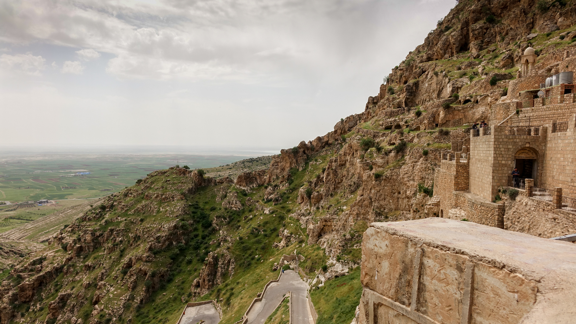 Le monastère de Rabban Hormizd domine la plaine de Ninive, au nord de l'Irak (photo Maurice Page) 