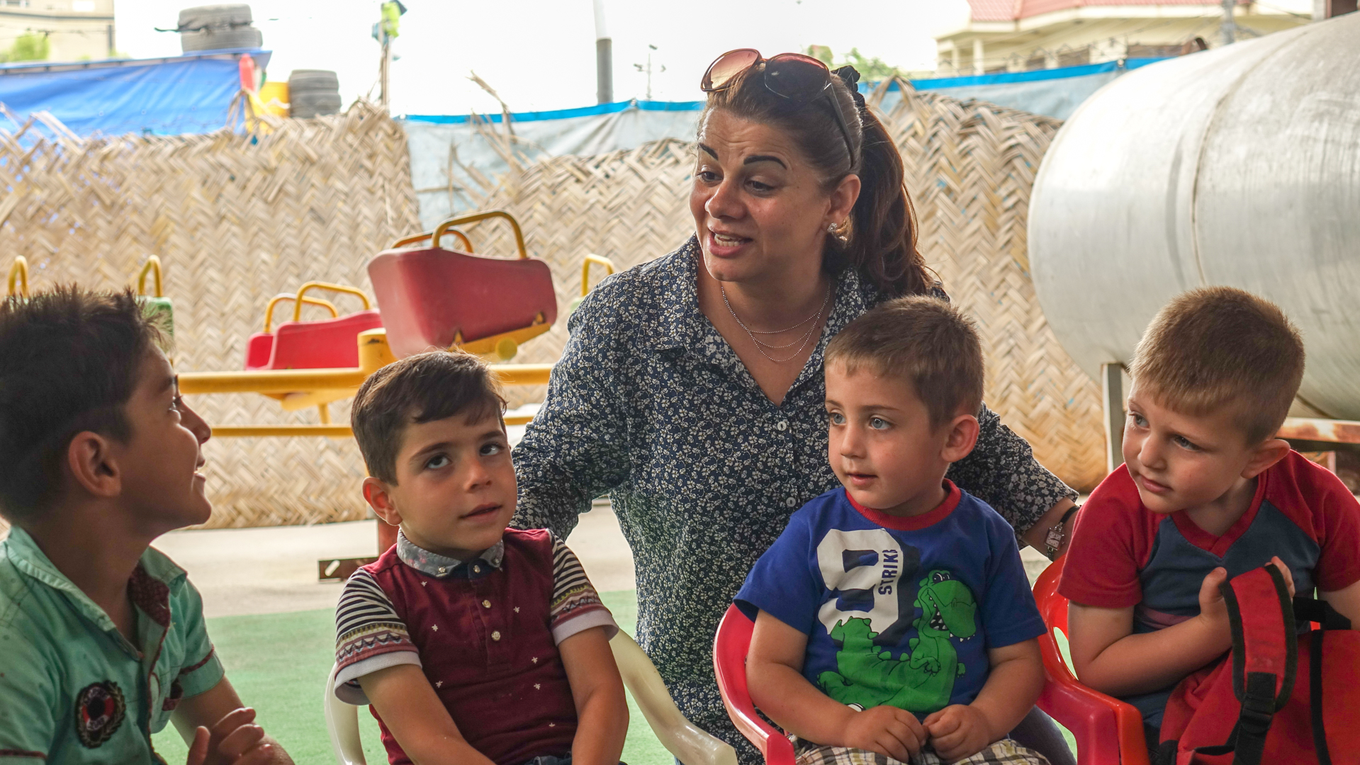 Lusia Shammas au milieu des enfants du camp d'Ankawa - Ashti 2, à Erbil, au Kurdistan d'Irak (photo Maurice Page) 