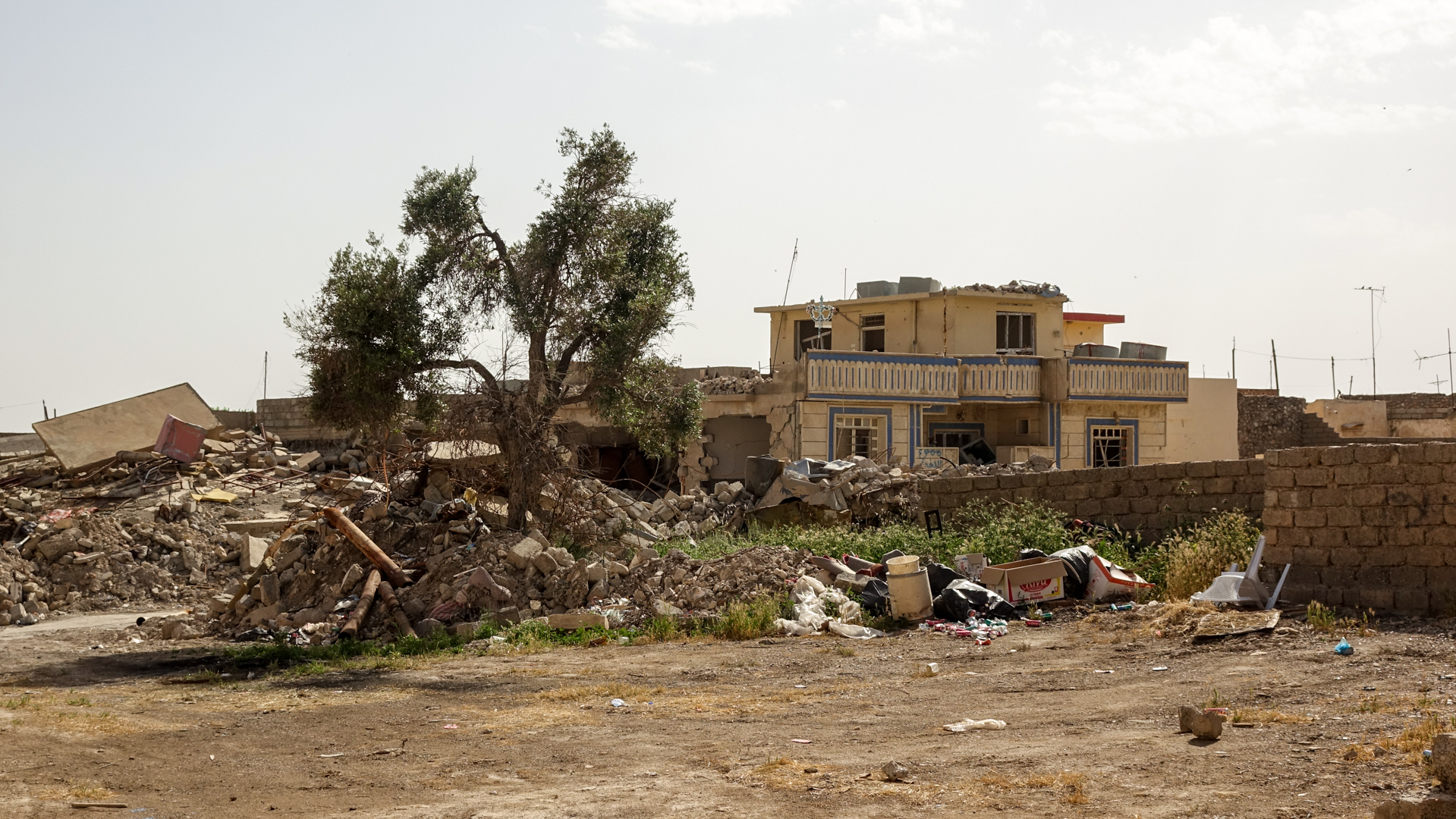 Après l'occupation de Daech, le village de Betnaya, dans la plaine de Ninive, n'est plus qu'un champ de ruines (photo Maurice Page) 