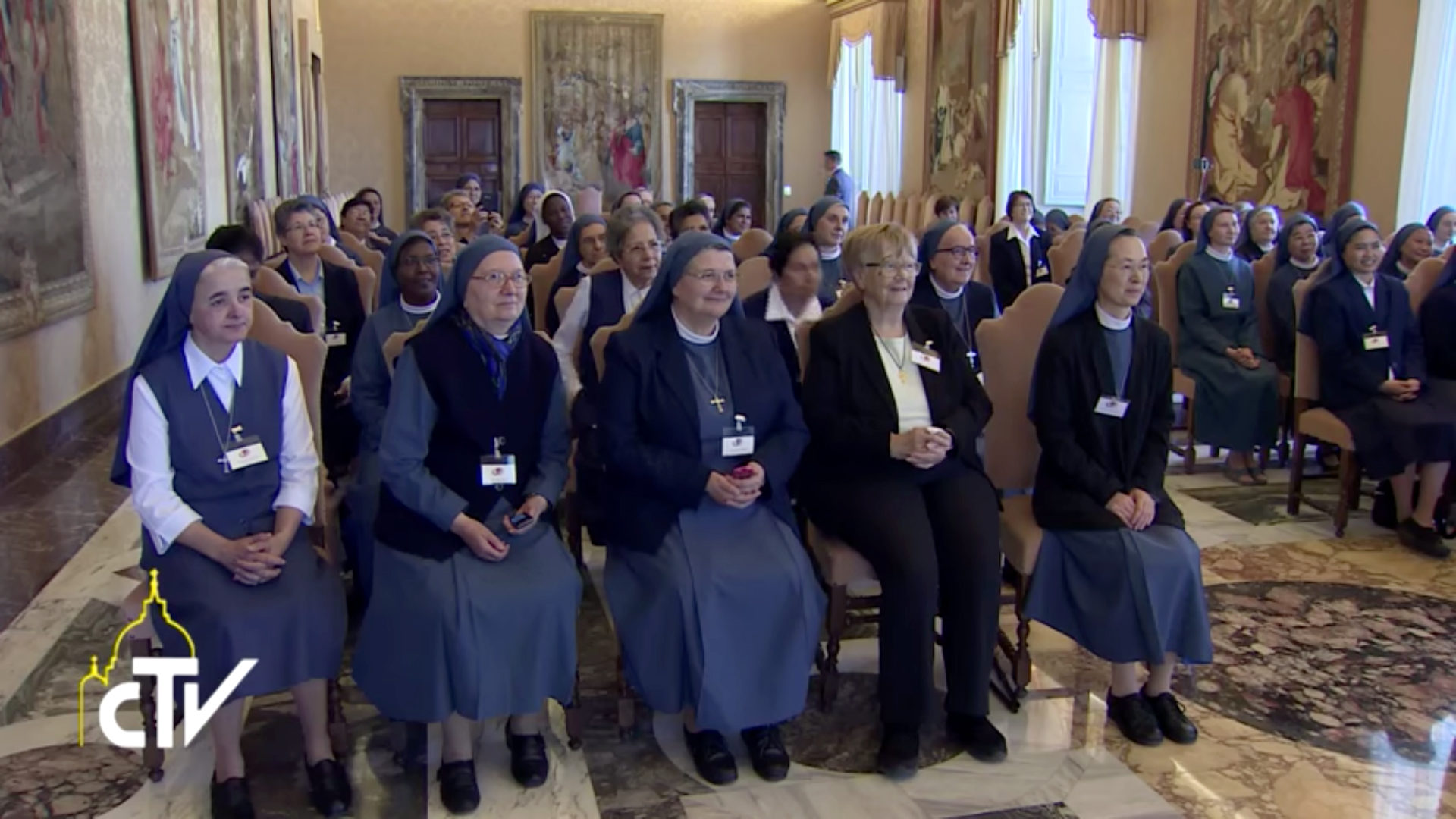 Le pape François a reçu en audience au Vatican le 26 mai 2017 les Petites Sœurs missionnaires de la Charité (Photo: Youtube/CTV)