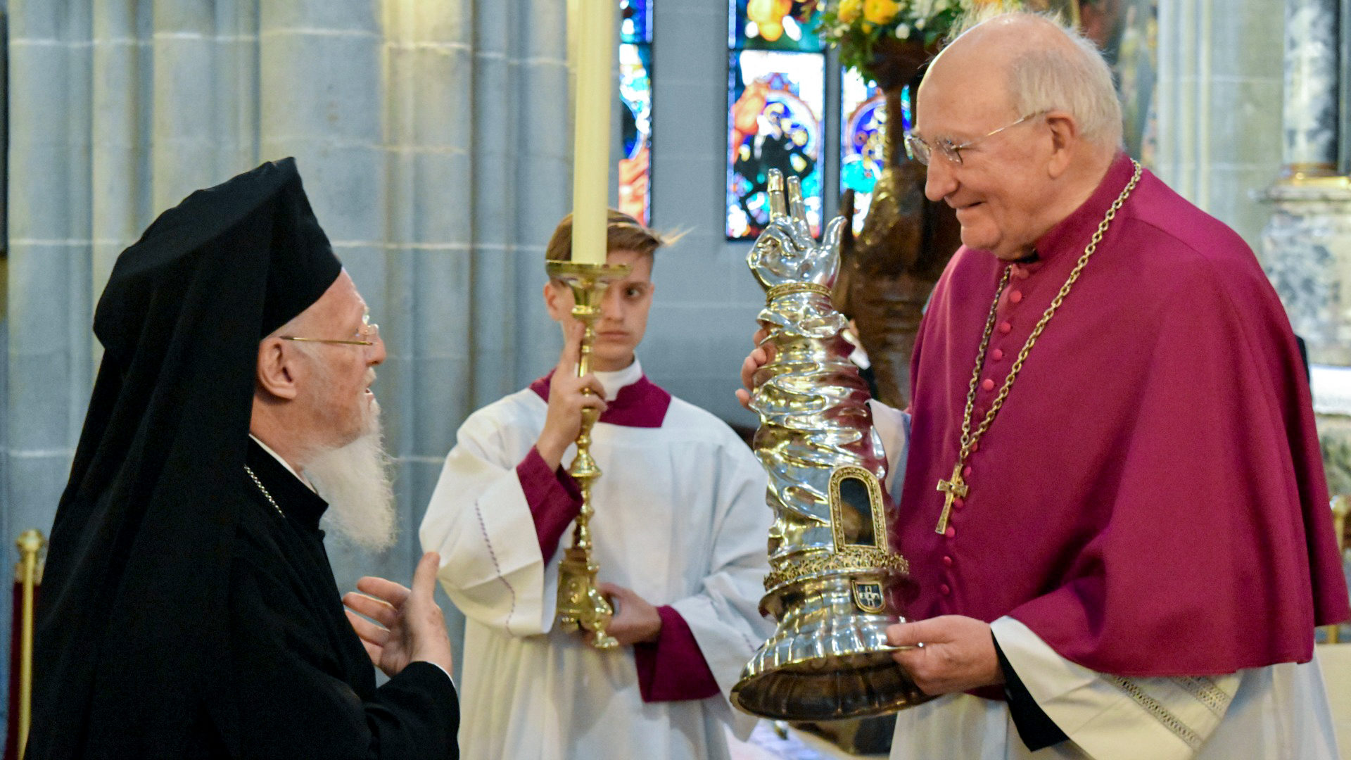 Le chanoine Ducarroz avec le patriarche œcuménique Bartholomée recevant la "Rose d’argent de Saint‐Nicolas 2017" | © Jacques Berset