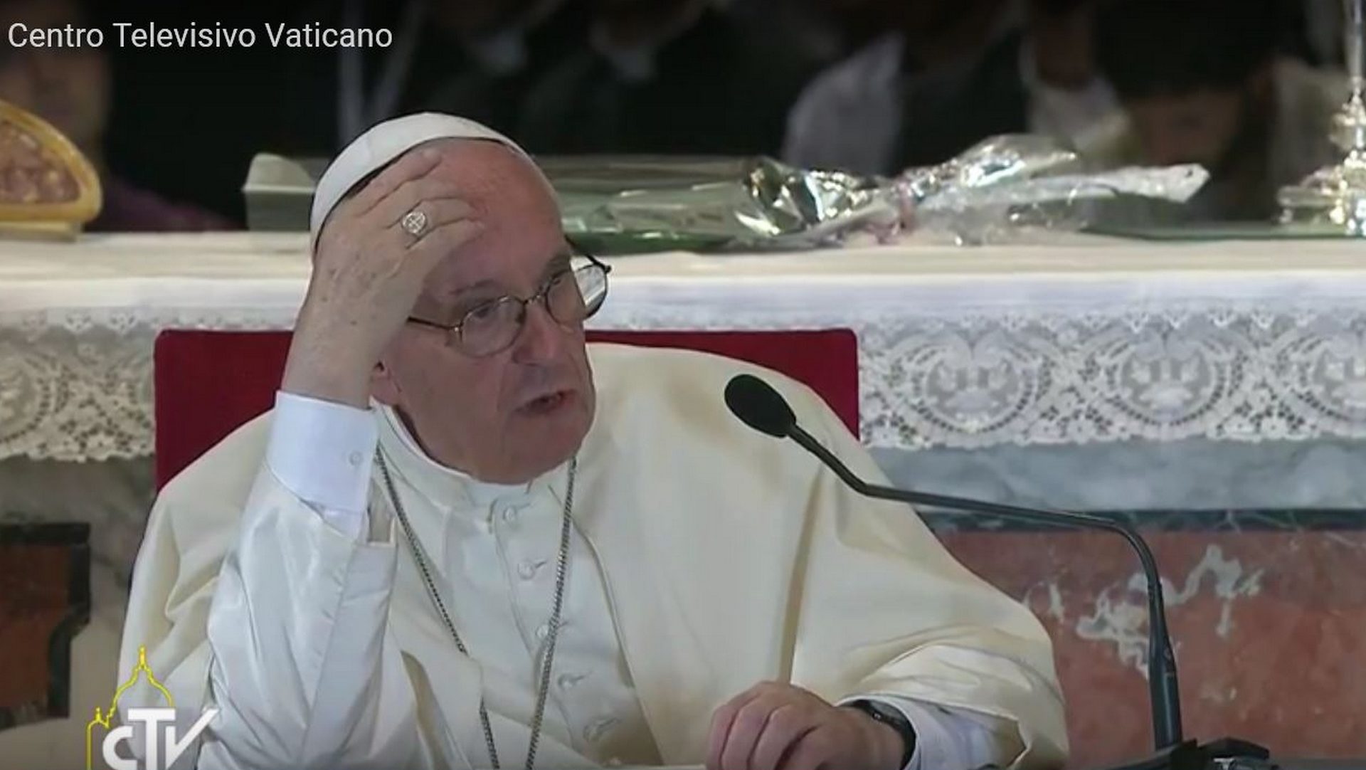 A la cathédrale de Gênes, le pape François s'adresse aux prêtres et aux religieuses (capture d'écran CTV)
