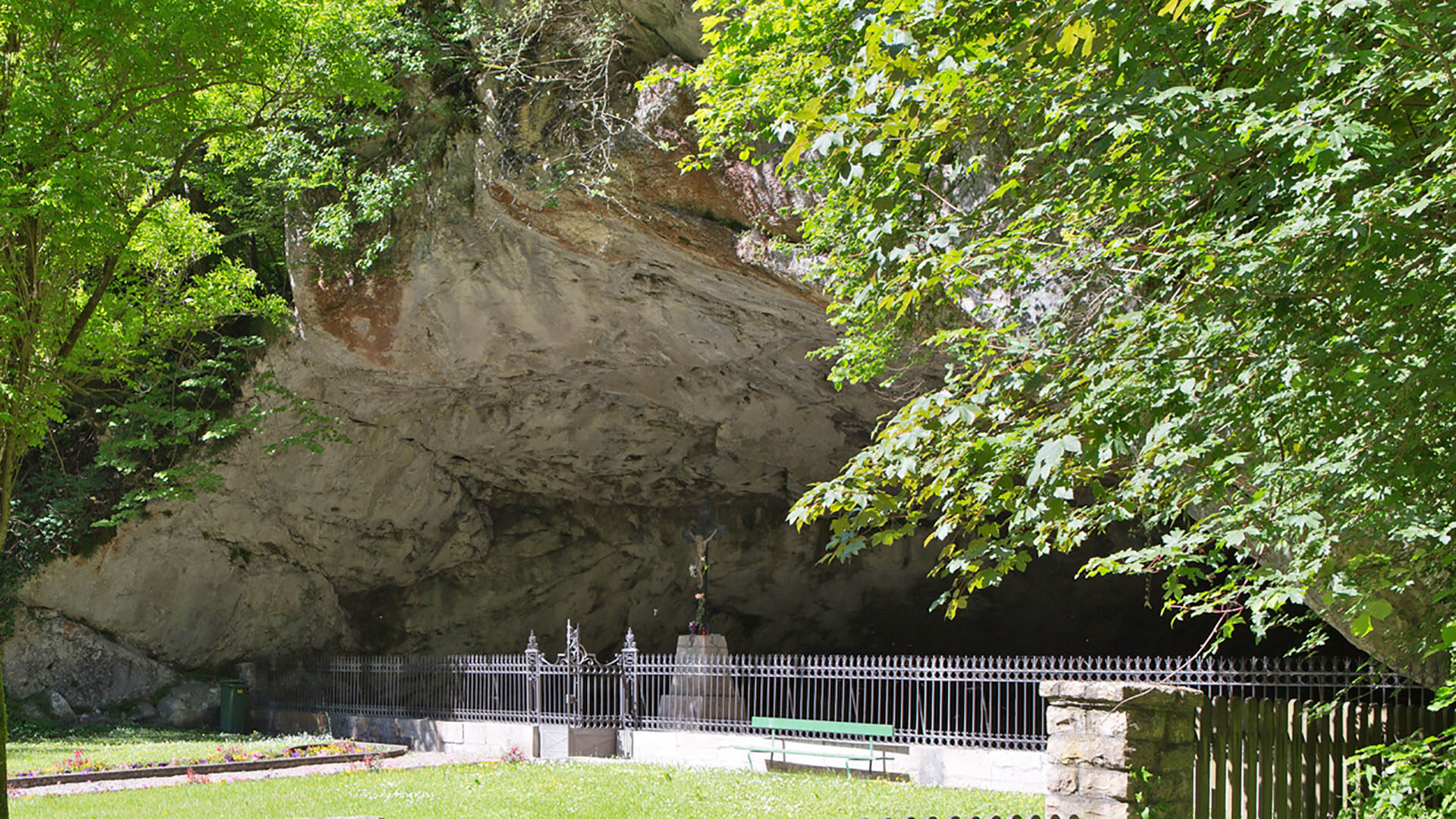 Les pèlerins affluent à la grotte Sainte-Colombe pour renouveler dans le Jura le miracle de la grotte de Lourdes. (Photo: Wikimedia Commons/Roland Zumbuehl/CC BY-SA 3.0)