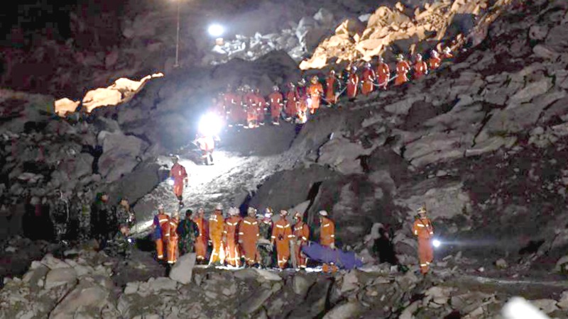 Les secouristes dans le village chinois de Xinmo, enseveli par un glissement de terrain (Photo:  news.xinhuanet.com).