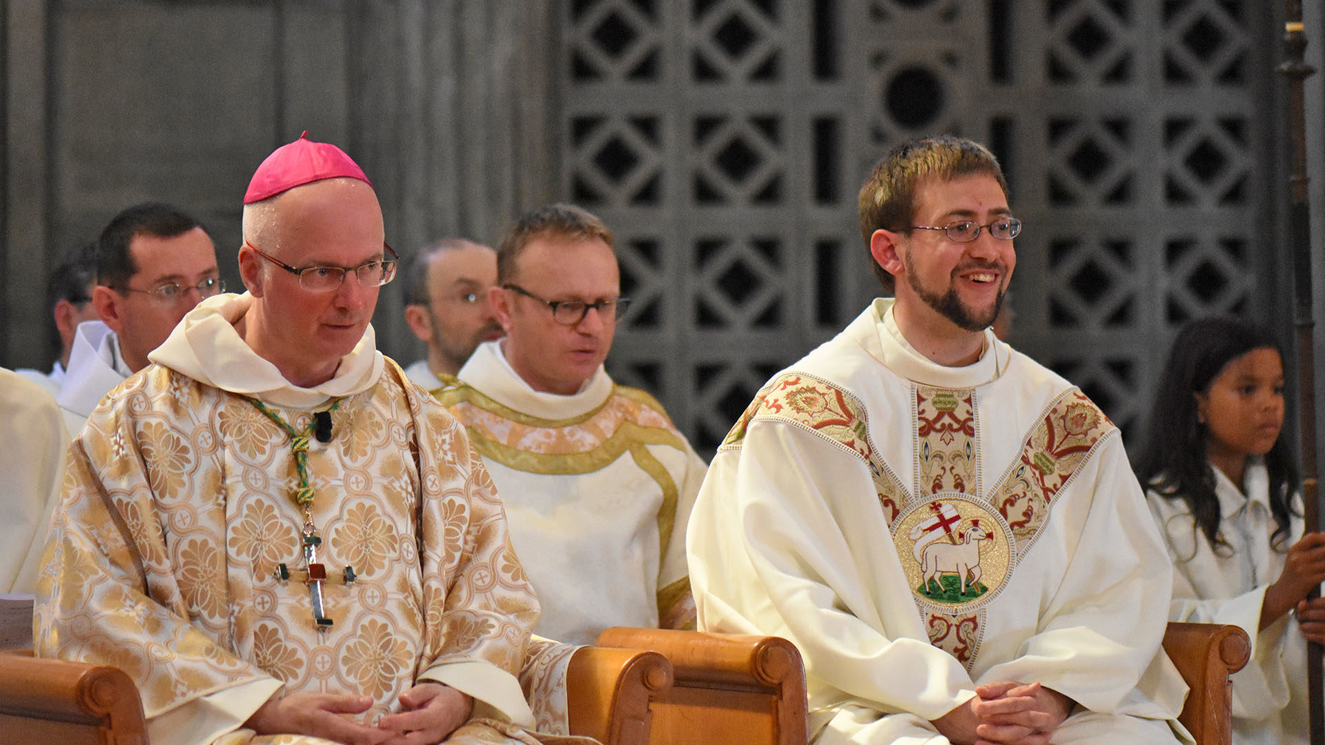 Frère Pierre Martin de Marolles avec Mgr Morerod lors de son ordination sacerdotale le 24 juin 2017 à l'église du Christ-Roi à Fribourg. (Photo: Grégory Roth)