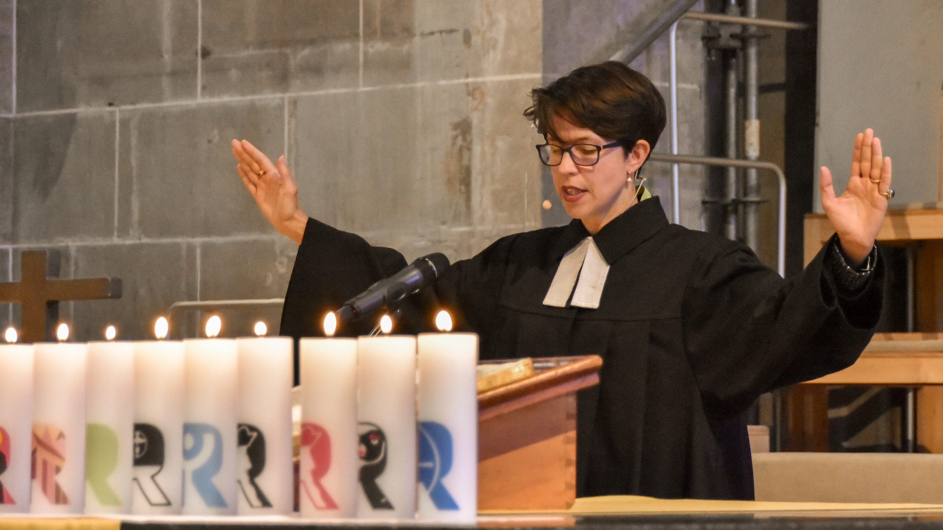 La pasteure Sabine Brändlin, membre du Conseil de la FEPS, bénit l'assemblée réunie à Berne pour les 500 ans de la Réforme (photo Maurice Page) 
