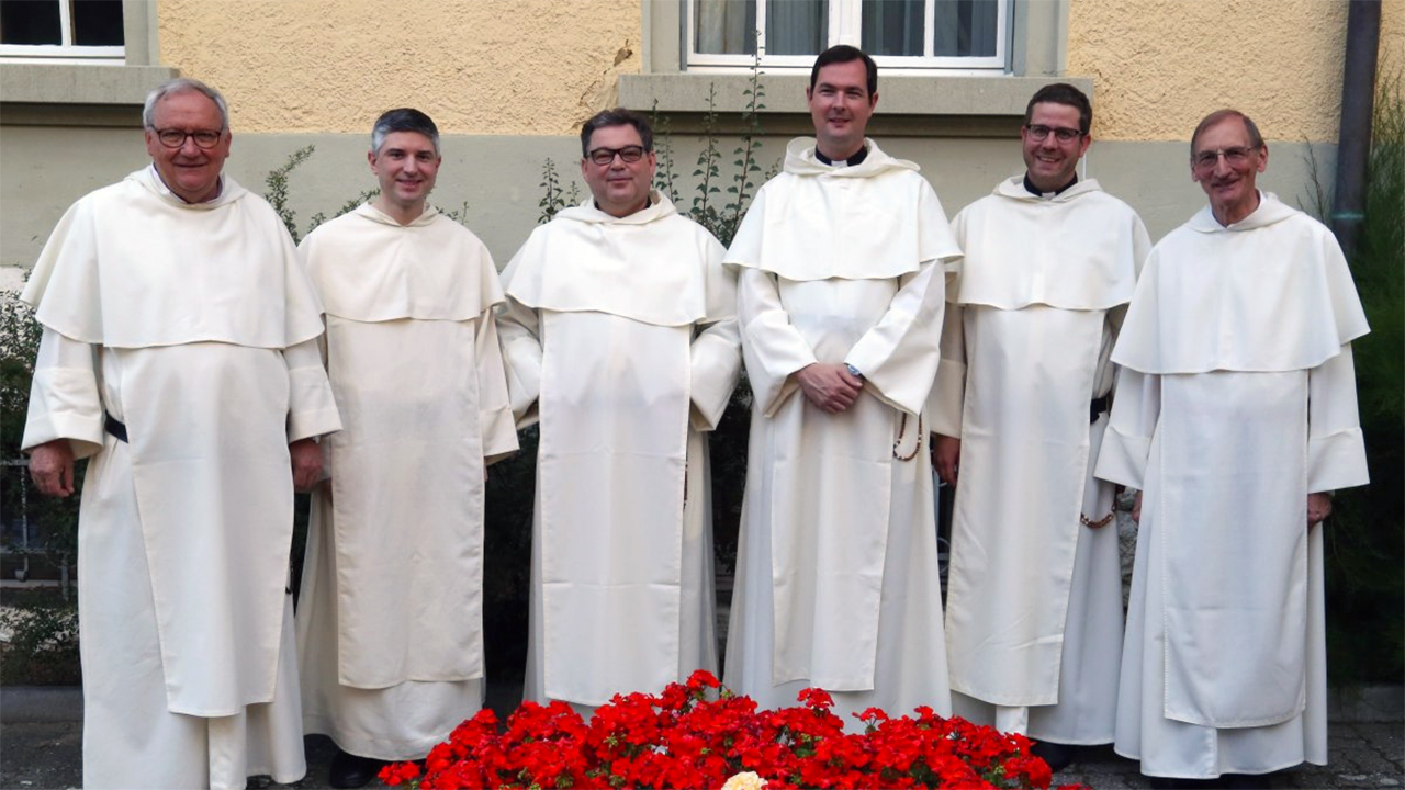 Les membres de la Fraternité sacerdotale, entourés les Frères dominicains de Saint-Hyacinthe (Photo: op.org)