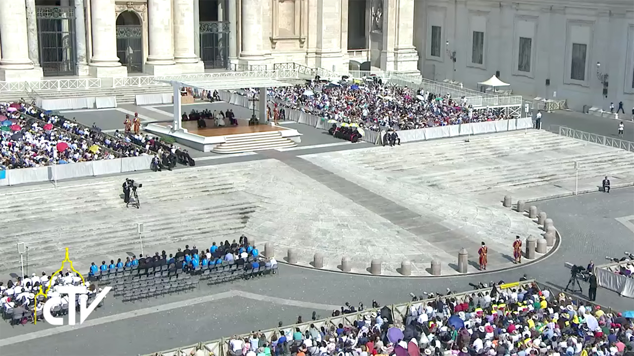 “L’amour appelle l’amour, de façon plus forte que la haine appelle la mort“, a affirmé le pape François lors de l’audience générale du 14 juin 2017 (Photo: CTV/Youtube)