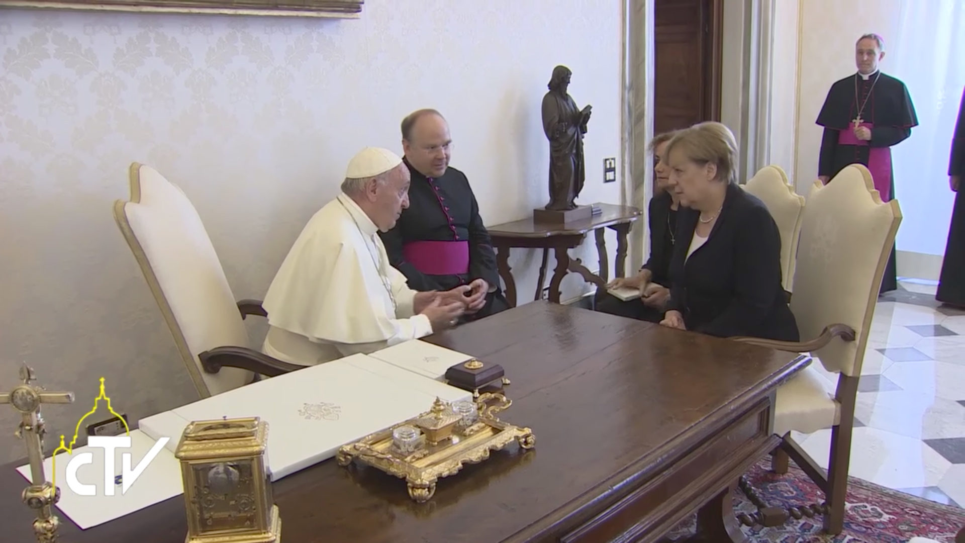 Le pape François a accordé une audience privée à Angela Merkel, le 17 juin 2017 (Photo: Youtube/CTV)
