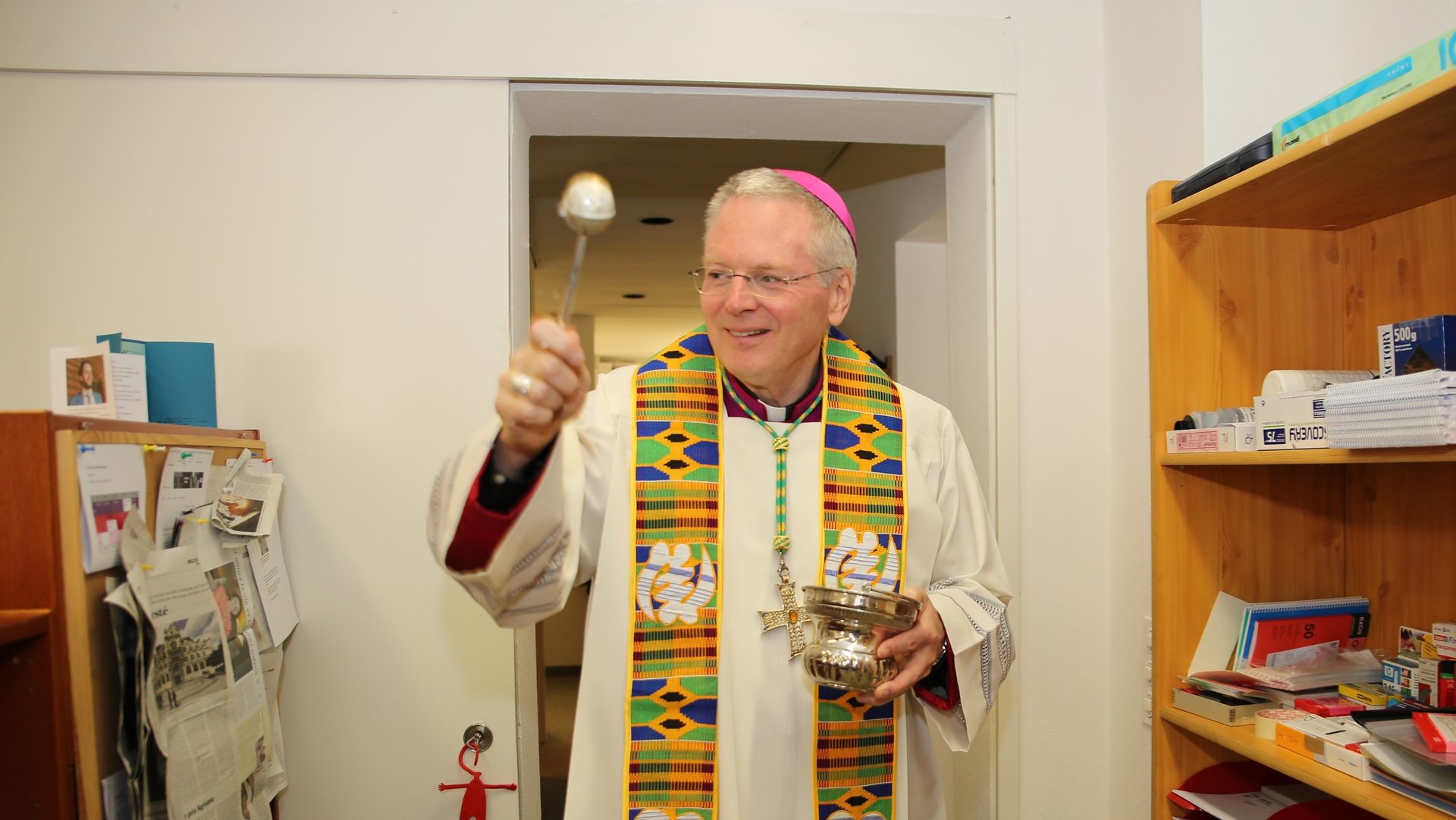 Le nonce apostolique en Suisse, Mgr Thomas Gullikson bénit les locaux du Centre catholique des médias (photo Bernard Hallet) 