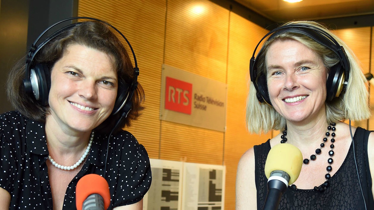 Gabrielle Desarzens (à dr.) produit l'émission Babel avec  Evelyne Oberson (Photo:Grégory Roth)