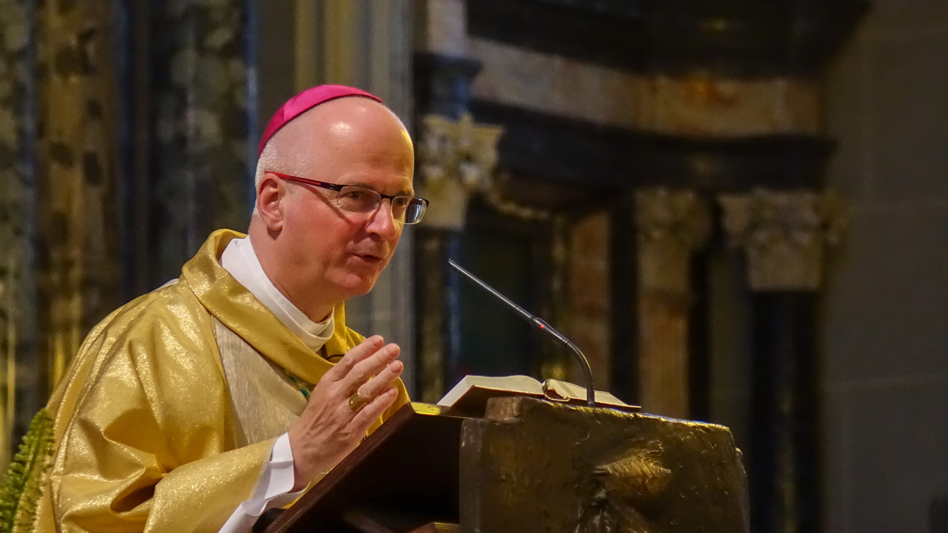 Mgr Charles Morerod prêche à la cathédrale de Fribourg (photo Maurice Page) 