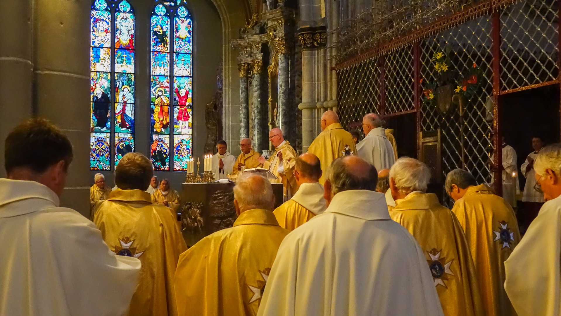 Le chapitre cathédral anime la vie liturgique (photo Maurice Page) 