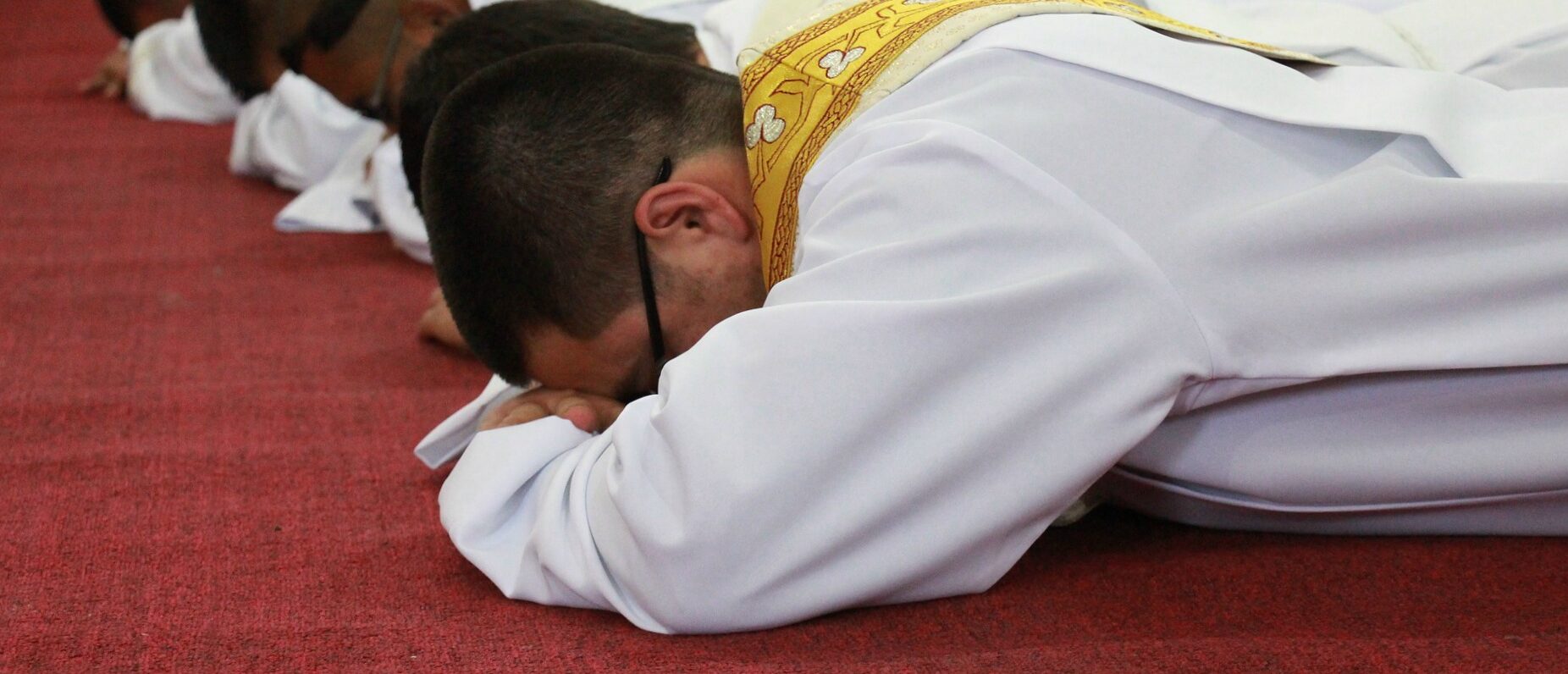Pour le pape François, les jeunes prêtres doivent être du peuple et pour le peuple | Photo: Pixabay.com