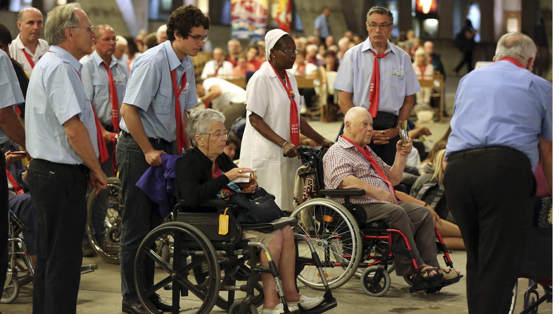 Jeudi 20 juillet, messe à la basilique souterraine Saint-Pie X. Les malades apportent les hosties et le vin à l'autel. (Photo: B. Hallet)