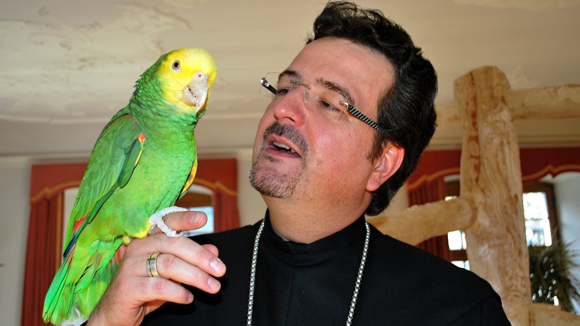 Le Père Abbé d'Engelberg, Christian Meyer, avec son perroquet Rello (photo Barbara Ludwig)