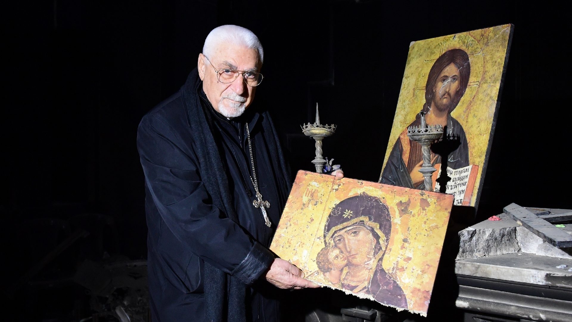 Mgr Petros Mouche, archevêque syro-catholique de Mossoul, constate les dégâts dans une église (photo AED)