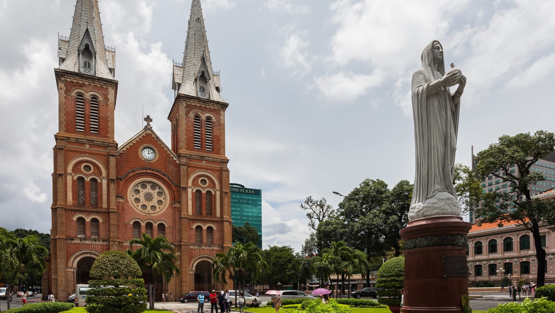 La cathédrale Notre-Dame d'Ho Chi-Minh-Ville, au Vietnam,  a besoin de restaurations (photo wikimedia commons Diego Delso CC BY-SA 3.0) 