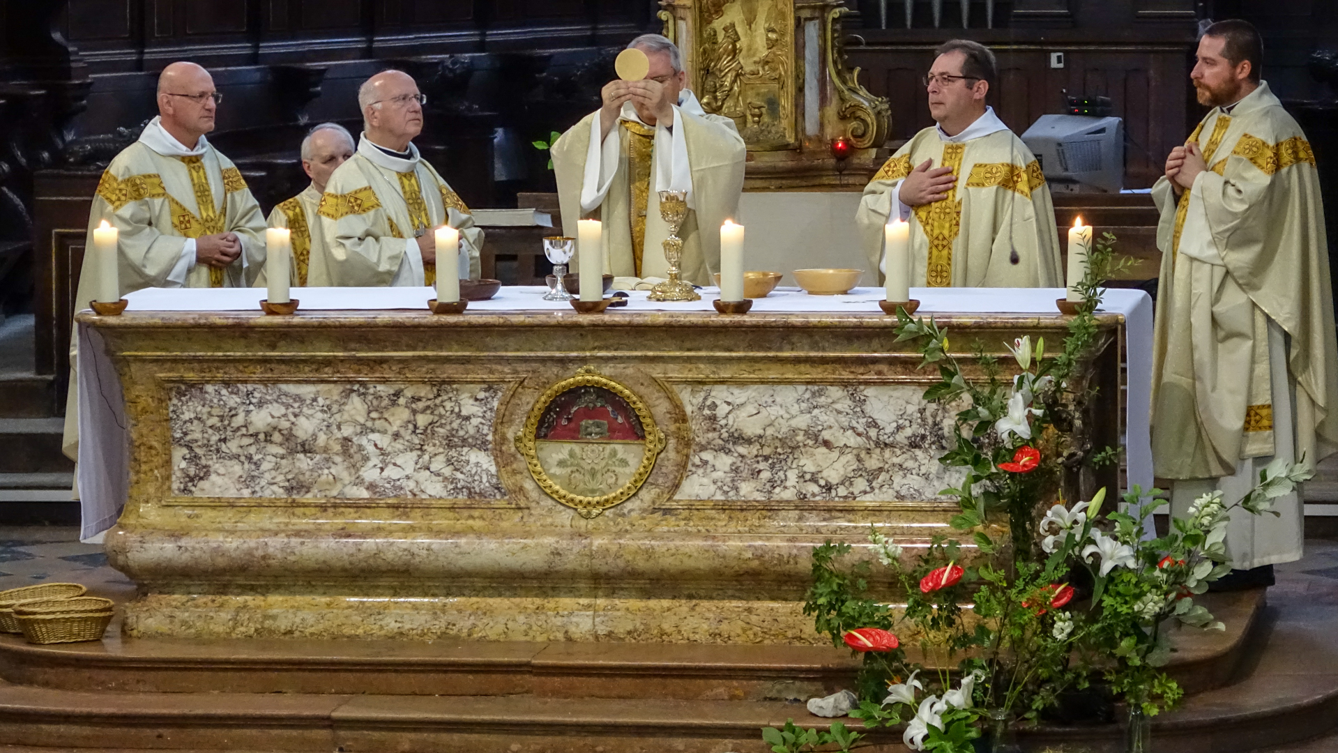 Célébration de la messe,  l'élévation de l'hostie  (photo Maurice Page) 