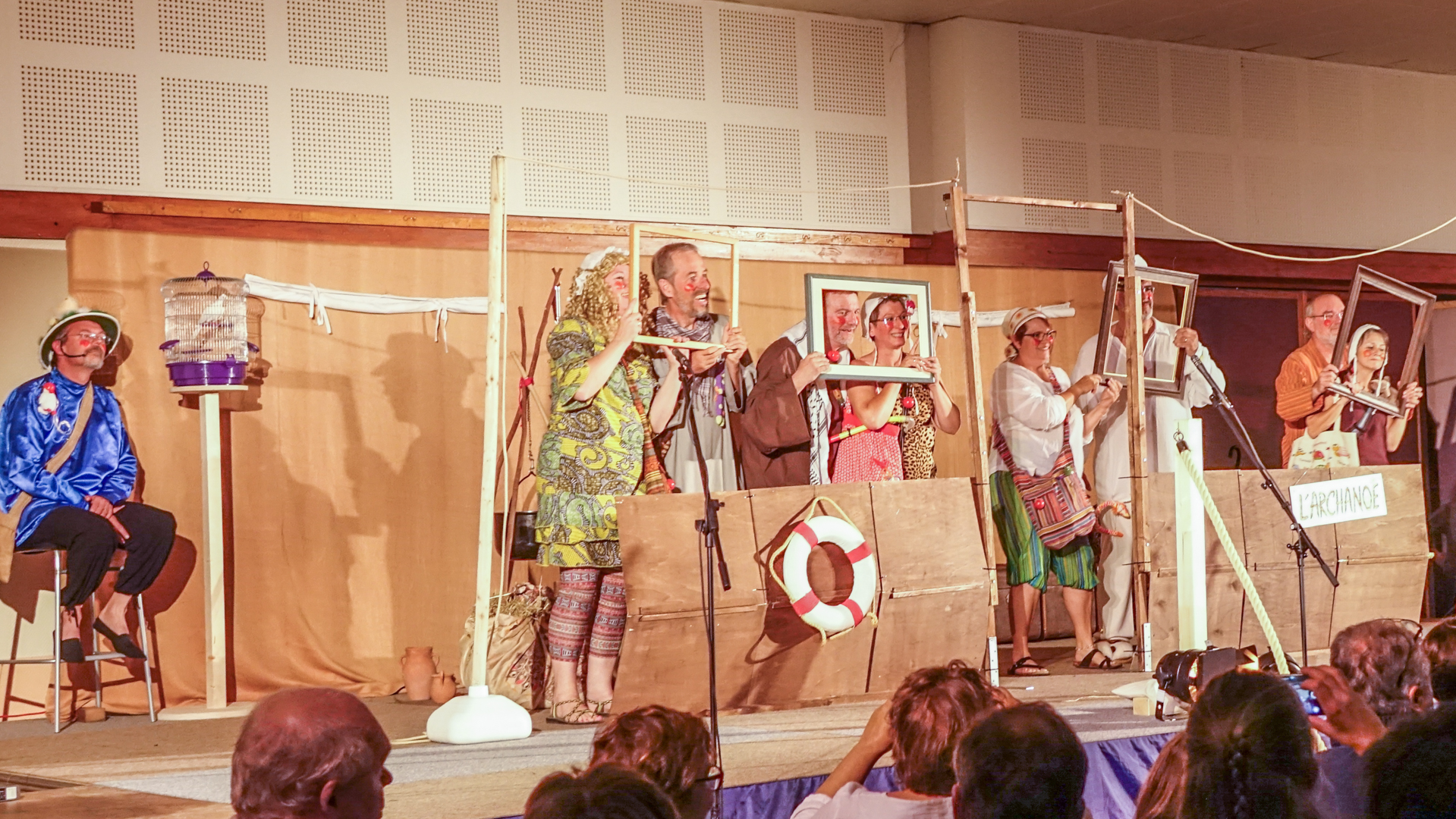 Festival de théâtre religieux burlesque à Poligny. La croisière s'amuse sur l'arche de Noé.  (photo Maurice Page) 