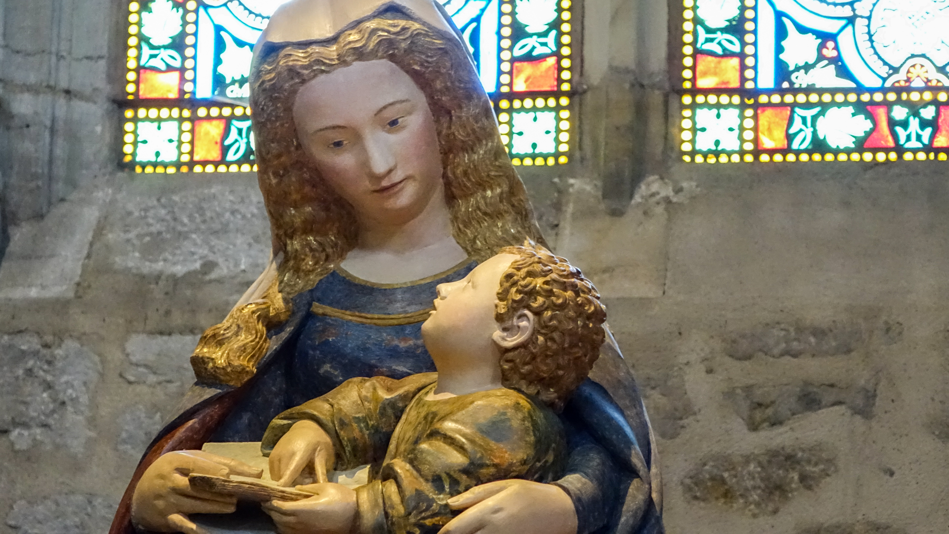 La Verge à l'enfant, collégiale de Poligny dans le Jura français (photo Maurice Page) 