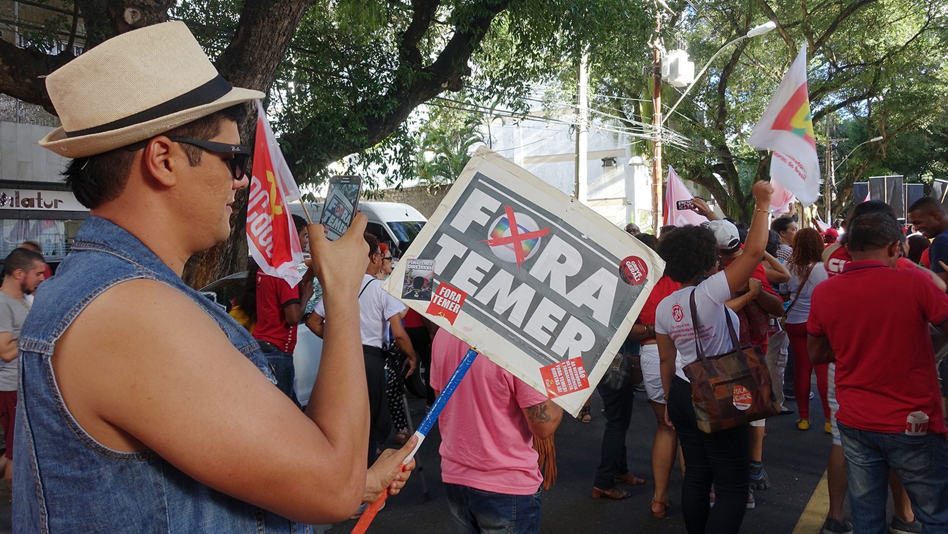 Manifestation à Salvadore de Bahia, au Brésil, sur la pancarte: "Temer dehors" (photo jean-Claude Gerez) 