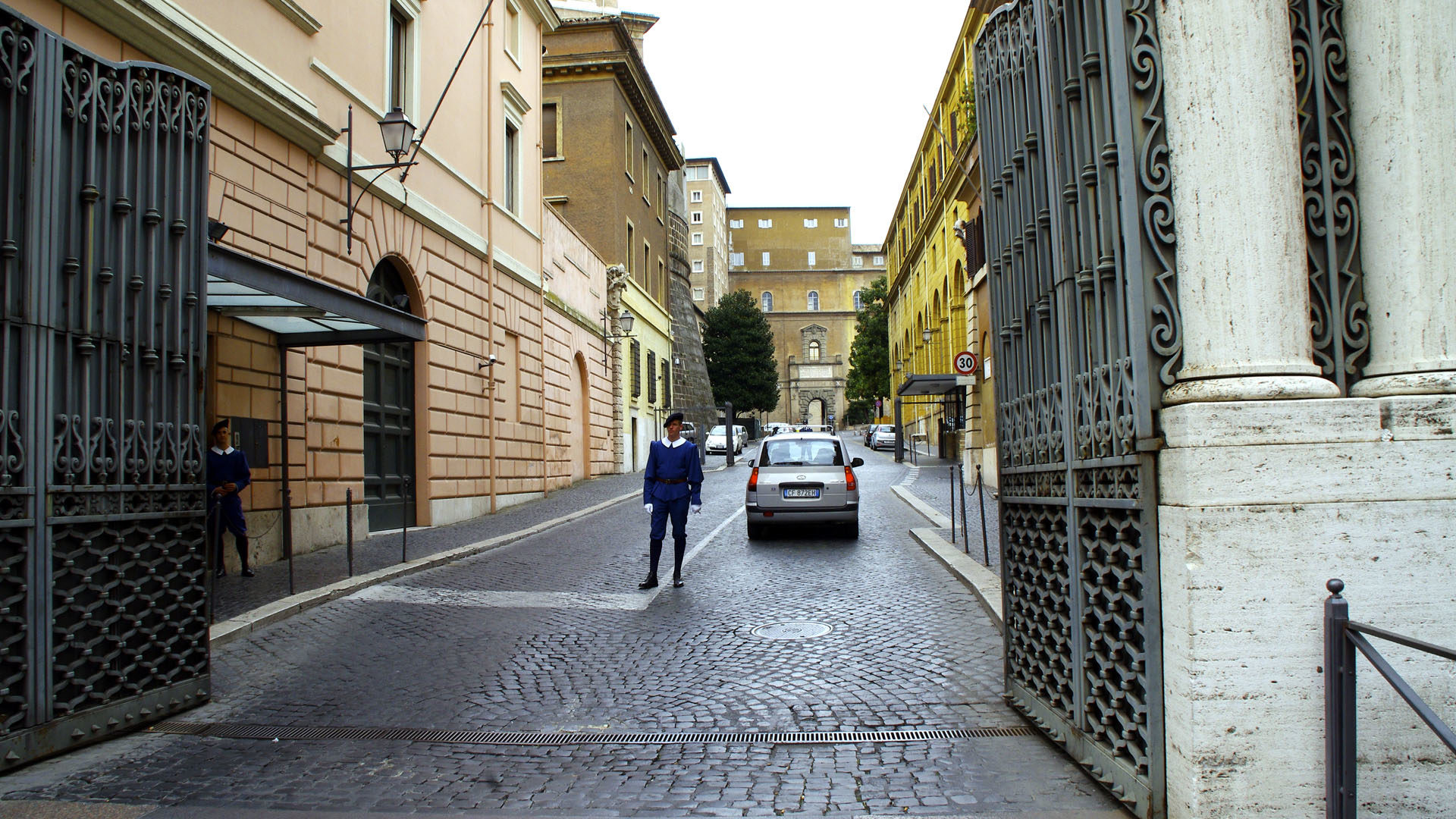 Porte Sainte-Anne, au Vatican. A gauche, la caserne de la garde |  Flickr/Steveck/CC BY 2.0