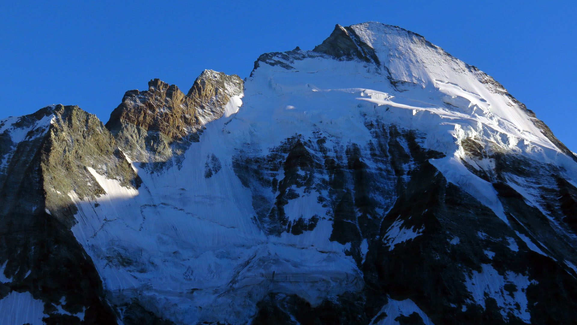 La croix a été sciée à l'aide d'une meule à disque par des inconnus. (Photo: Flickr/Erik de Haan/CC BY-NC 2.0)