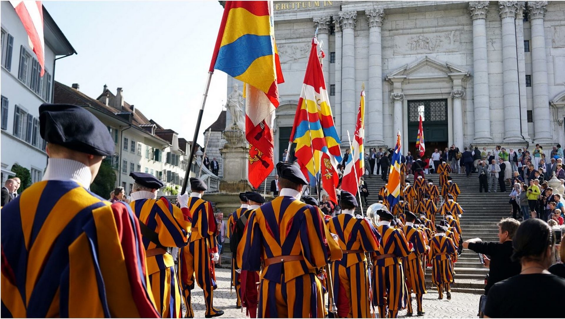 Les Gardes suisses entrent dans la cathédrale de Soleure (photo Vera Rütimann)