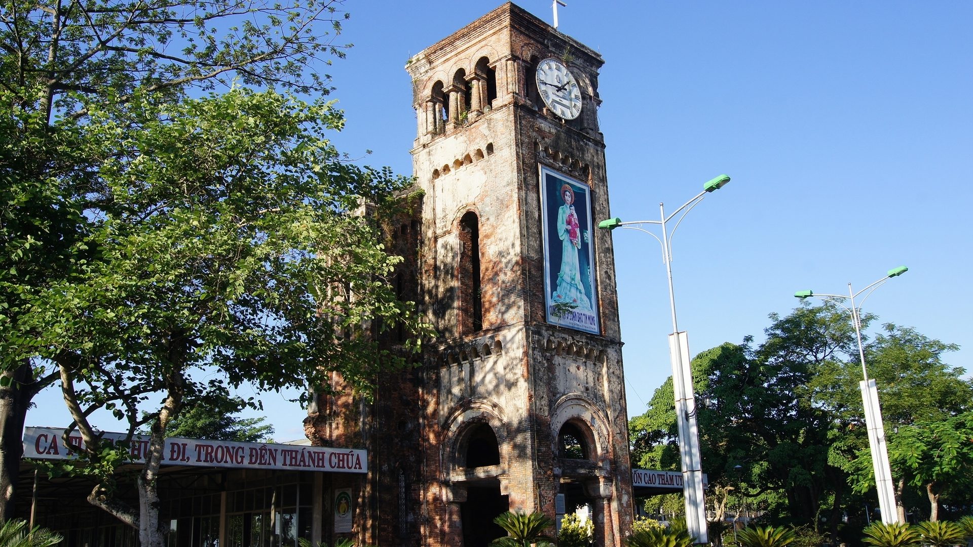 La basilique Notre Dame de La Vang, au Vietnam fut détruite par les bombardements américains en 1972 (photo wikimedia commons Hoangvantoanajc CC BY-SA 3.0) 