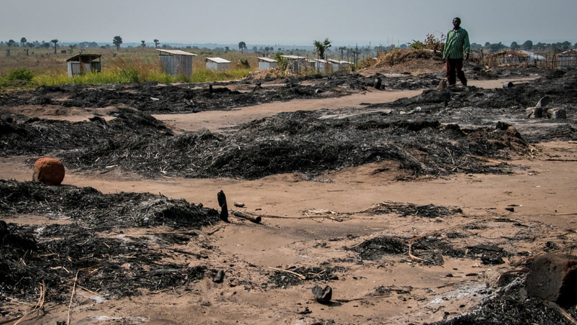 Un ancien site pour personnes déplacées en RDC a été incendié lorsqu’il a été attaqué par une milice début juillet. (Photo: OCHA Ivo Brandau/ONU)