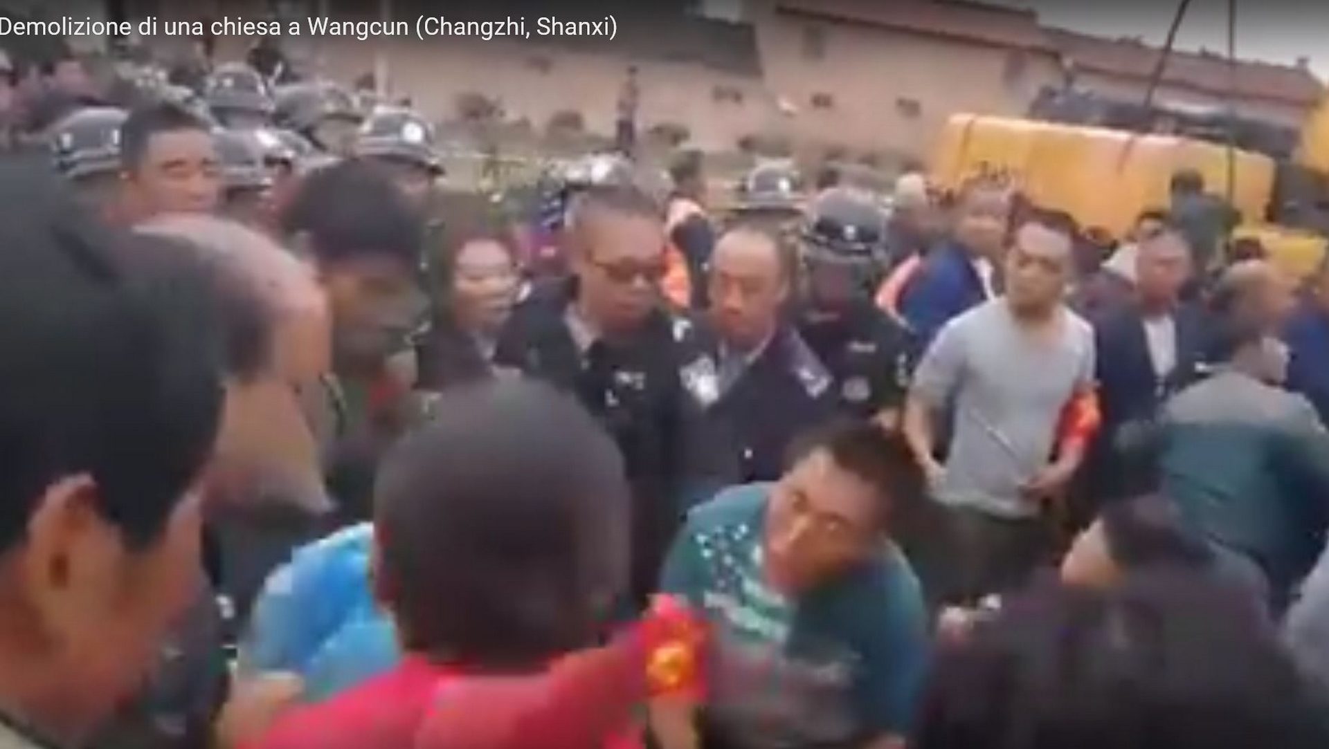 Les catholiques de Wangcun, en Chine, s'oppose à la démolition de leur église (capture d'éran Youtube)